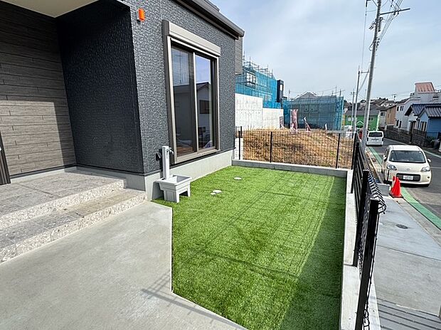 【庭】リビングの掃き出し窓の前に広がるお庭です。道路より一段高く、視線を集めにくいです。