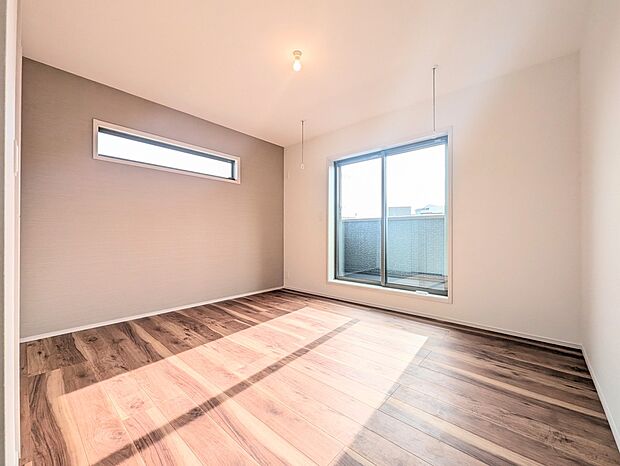 【主寝室　7.2帖】広々とした主寝室です。写真のとおり、とても日当たりがよいですね。