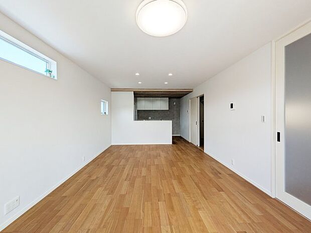 【LDK】 17.8帖LDKなので、ソファやダイニングテーブルを置いてもゆとりあるスペースです!