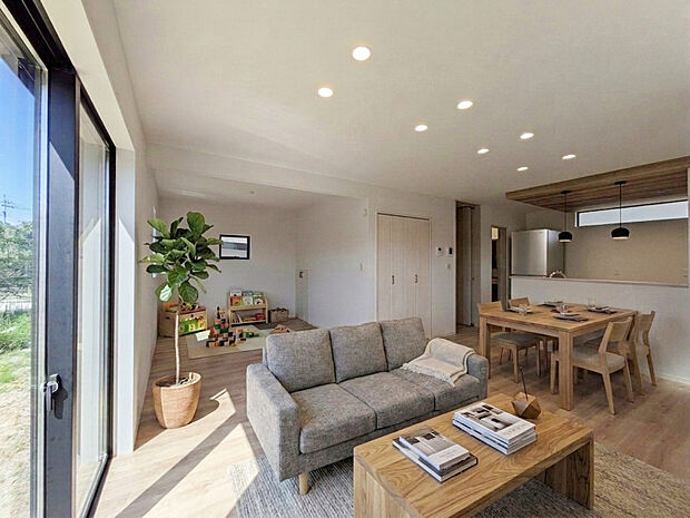 11号地｜光溢れる心地よいリビングで、家族の笑顔が広がる上質な暮らしを。※家具家電等はイメージです。