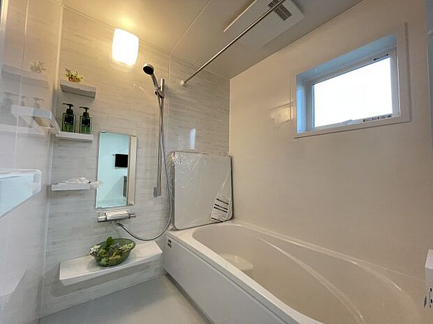 【独立洗面台】使いやすいシンプルなデザインの三面鏡洗面台。身支度時にうれしい機能性や収納力もしっかりと備えてます。