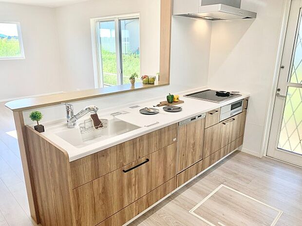 【キッチン】【キッチン】※同仕様写真。 ホーロー加工の幅2550のキッチン。お子様とお料理するにもゆとりがあります♪傷がつきにくいのも特徴♪