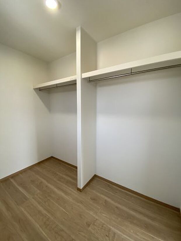 【収納】【W.I.C】※同仕様写真。 1階洗面脱衣室横と2階8.8帖主寝室の2ヵ所にWIC完備。家族のものをまとめて収納可。ファミリークロークとして使えて便利♪
