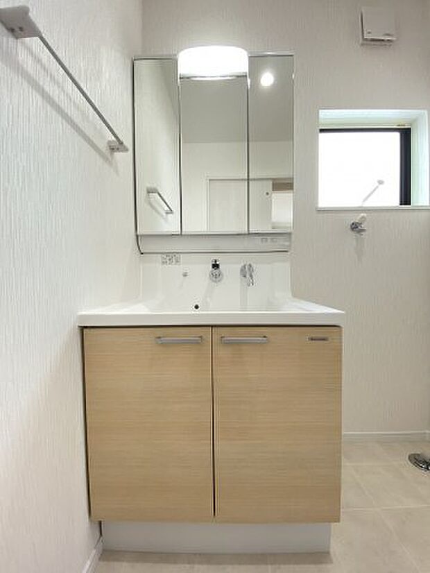 【独立洗面台】使いやすいシンプルなデザインの三面鏡洗面台。身支度時にうれしい機能性や収納力もしっかりと備えてます。 ※同仕様写真。