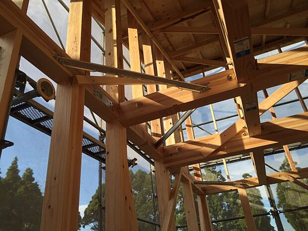 【安心な構造(同一構造)】地震の横揺れに強い剛床工法を採用。木造軸組工法や、通気層工法、住宅設備や金物にこだわり、耐震・耐火・防犯性も充実。主要な構造部分である通し柱や梁に集成材を採用することで、建物の強度を高めています。