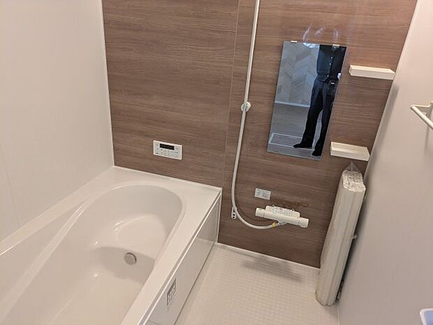 【風呂】ゆったりとした広さ、デザイン性に優れた浴槽は1日の疲れをとってくれます。ベンチ付きで半身浴も♪