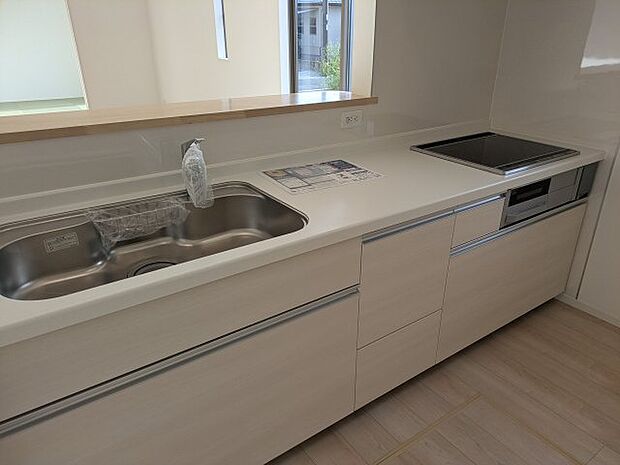 【キッチン】引出しタイプの収納なので奥まで大容量収納可。傷や汚れ、ゴミを考慮されたシンク。うれしい床下収納付き