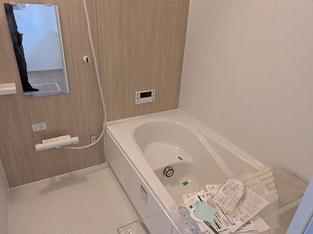 【風呂】ゆったりとした広さ、デザイン性に優れた浴槽は1日の疲れをとってくれます。ベンチ付きで半身浴も♪