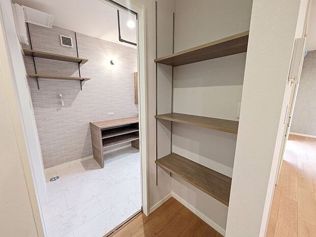 【収納】キッチン横のホールにある収納。隙間を上手に活用した収納スペースを確保!日用品の収納場所に困ることはありません!