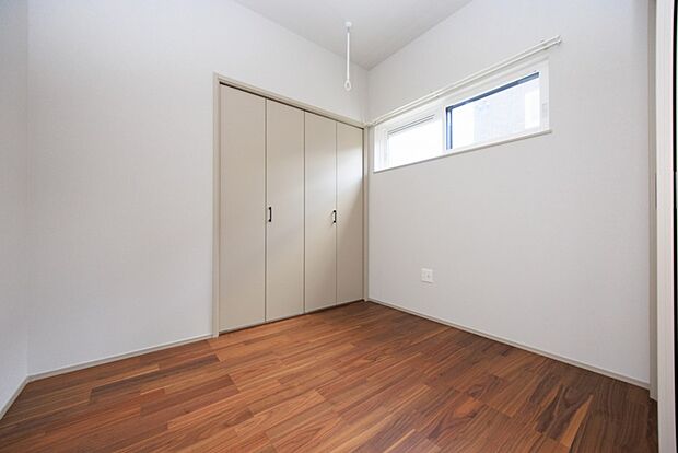 【洋室】【洋室】1階リビング横の3.7帖洋室。クローゼット付き♪