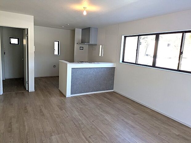 【居間・リビング】1階 17.7帖+6帖LDK。