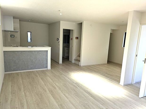 【居間・リビング】1階 18帖+5.8帖LDK。