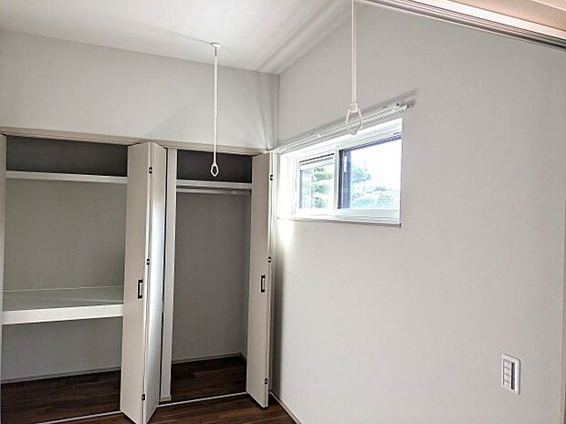 【洋室】【洋室】1階リビング横の4.3帖洋室。クローゼット付き♪