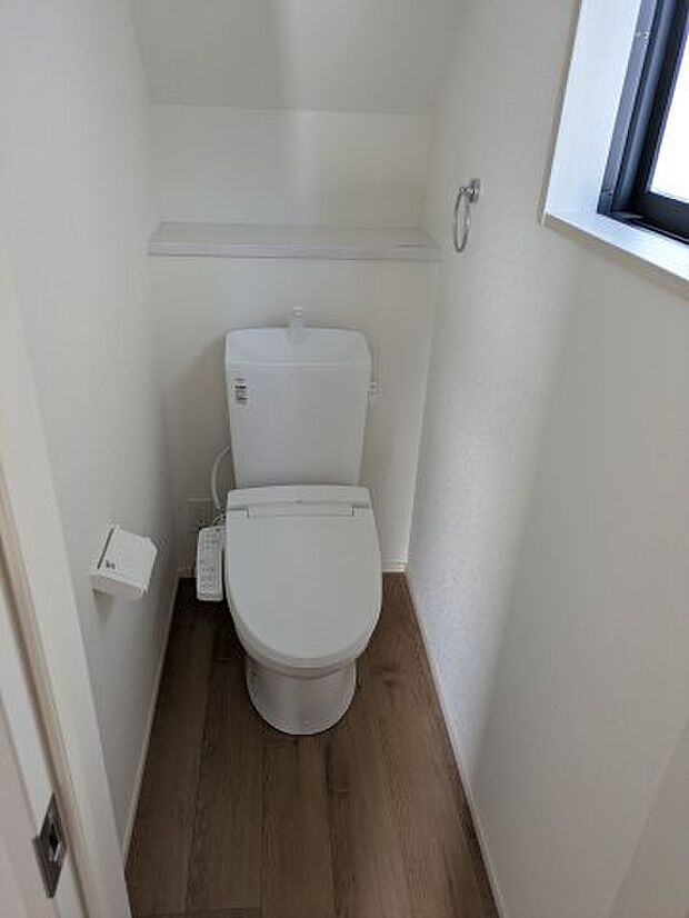 【トイレ】便器のフチをなくし、掃除がグンと楽に。節水仕様でしっかり洗浄できます。環境にやさしく、しかも経済的