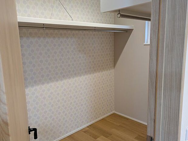 【ウォークインクローゼット】【W.I.C】キッチン横のファミリークローゼット