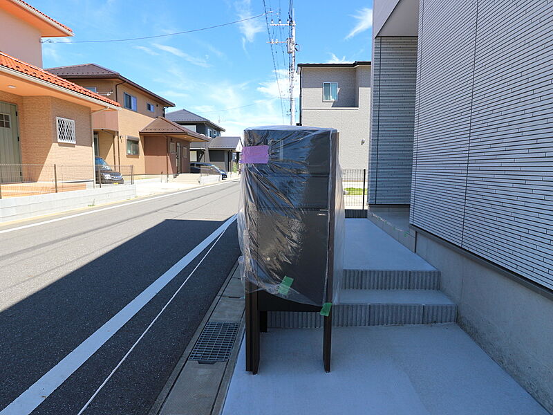 留守中もお子様のお昼寝中も安心の宅配ボックス付き。