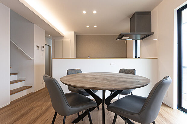 ◆ダイニング・リビング階段◆
リビング階段があることで、家族とのコミュニケーションが取りやすくなります。