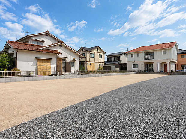 ◆現地土地写真◆
毎日のお買い物に便利な商業施設や、教育施設などが身近に揃う、暮らしやすい住環境。
岡山市中心部へのアクセスもしやすく、通勤やお出かけにも便利な立地です。