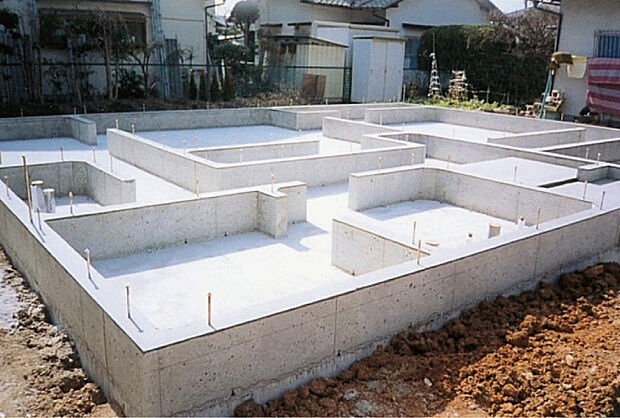 【◆基礎全周囲換気工法◆】基礎内部に湿気が籠らないように、従来の建物でも基礎に数か所、くぼみを作り、換気口を作っていました。基礎全周囲換気工法は基礎にくぼみを作らず換気ができる工法で、基礎の強度を高めることができます。