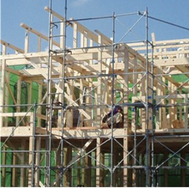 【◆構造躯体◆】構造部材は、提携工場で一括生産・加工します。
最新の設備が精度の高いプレカット材を生み出します。