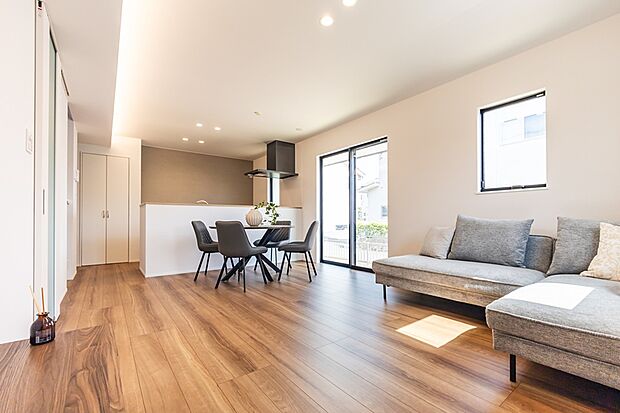 【◆LDK◆】リビング・ダイニング・キッチンが一直線の空間。天井を折り下げ天井にすることで空間にメリハリを持たせたり、より広く見せる効果があります。