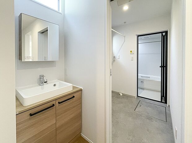 【◆洗面～脱衣所◆】洗面と脱衣のスペースを分けているので、プライバシーが確保されやすく、来客の方にも脱衣室を見られるということもありません。脱衣室では室内干しも可能！