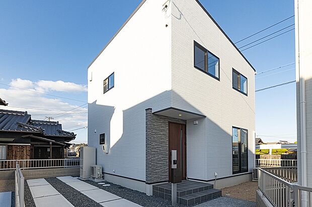 【◆3号地/外観◆】自由に、効率的に動けるシンプルな家。シンプルな外壁と黒いサッシでスマートな印象に。玄関はタイル柄で大人な個性を演出しています。