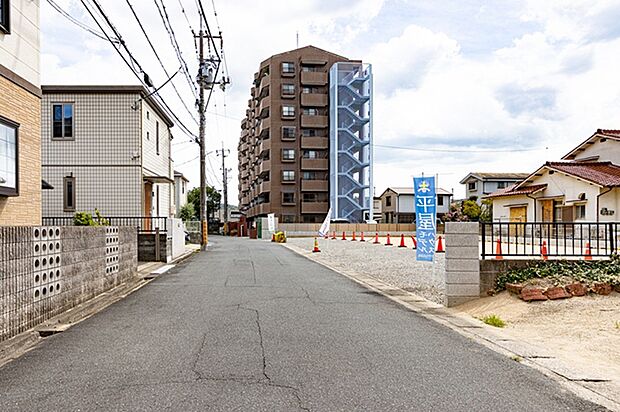 【◆前面道路◆】東側:市道 関8号線 約6m
東側は幅員約6mの市道に面した、ゆとりある接道。車の出入りがしやすく、毎日の通勤やお出かけも快適です。