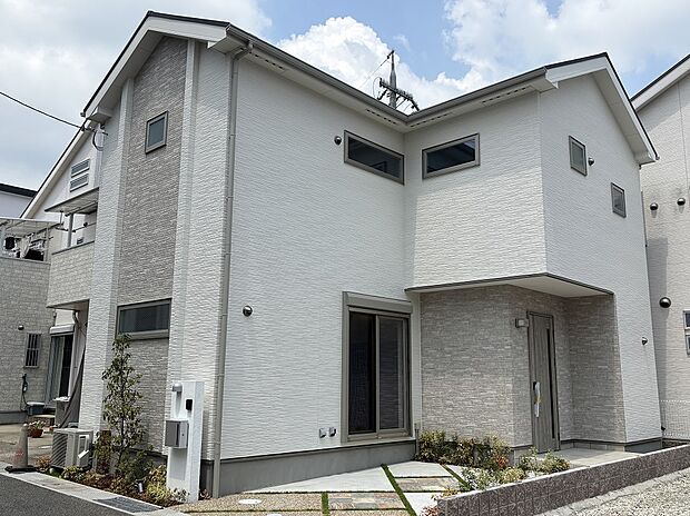 【外観】リビングの掃き出し窓が道路に向いていないので、プライバシーを確保できます。