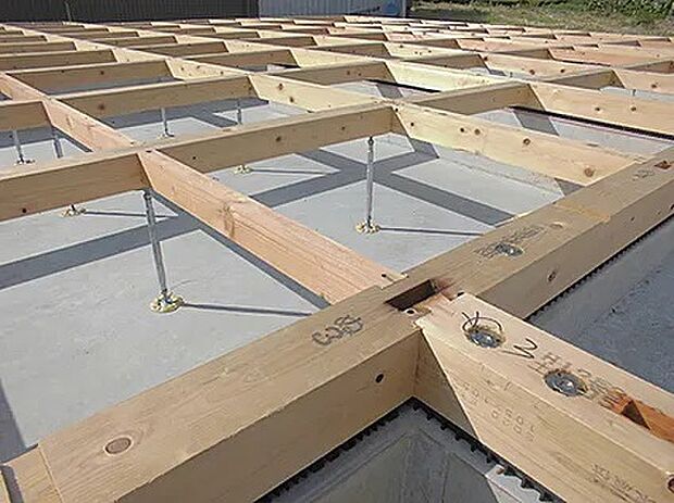 【国産ヒノキの無垢材を土台に採用】建物を支える土台には国産ヒノキの無垢材を採用。ヒノキは成長が遅く年輪の幅が細かい為、腐朽に強く耐久性の高い木材です。シロアリ対策にも大変有効で、家を長持ちさせてくれます。