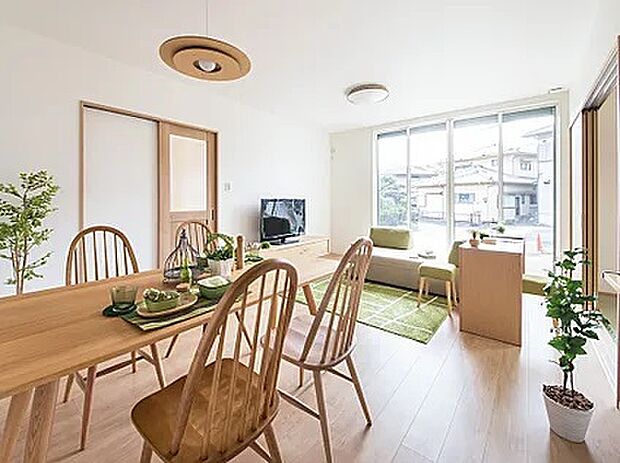 【熱交換型24時間換気システム】天井裏に設置した熱交換気ユニットやダクトで換気を行うシステム。排出する室内の空気の熱エネルギーを利用して、給気温度を室温に近づけます。冬期では冷たい外気を室温に近づけて給気するので、室内の冷えを抑制します。冷暖房時の熱ロスを抑え、省エネ運転。汚れた外気を室内に直接入れずに、高性能なフィルターでホコリや花粉などを除去してから室内に入れるため、室内の空気を常にきれいに保つことができます。