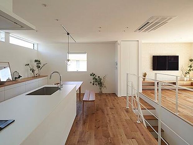 【プラン例】
オープンなキッチンにダイニングテーブルをつなげてすっきりとした印象に。キッチンも収納もテーブルも、シックなブラックでまとめた。