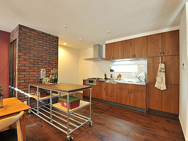 【プラン例】
ワークテーブルを設けてカフェカウンターに。読書やコーヒーなどいつの時代も安定したくつろぎを与えてくれる、casa classica style。