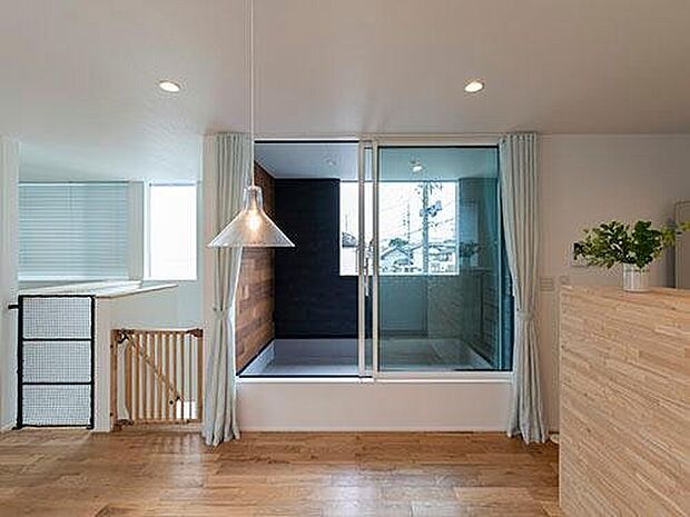 【プラン例】
ダイニングに付属するバルコニーは壁で囲み、室内のような空間を与えた。子供の手が届く位置なので、ブラインドではなくリネンのカーテンに。