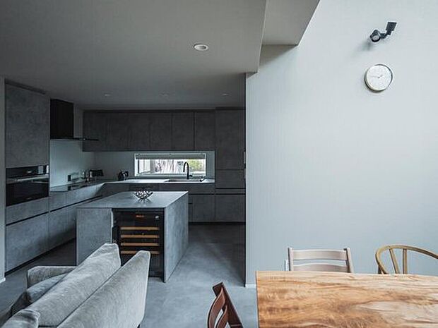 【プラン例】
床と壁をグレージュで統一させているため一体感がある。外を眺めながら料理ができるキッチンが魅力的。