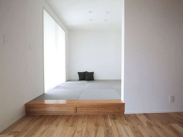 【【プラン例】】リビングに隣接する和室を1段持ち上げてベンチとして腰かけられるようにした。ロールスクリーンを下ろせば客間として使えるほか、日当たりのが良いので物干し場としても使用できる