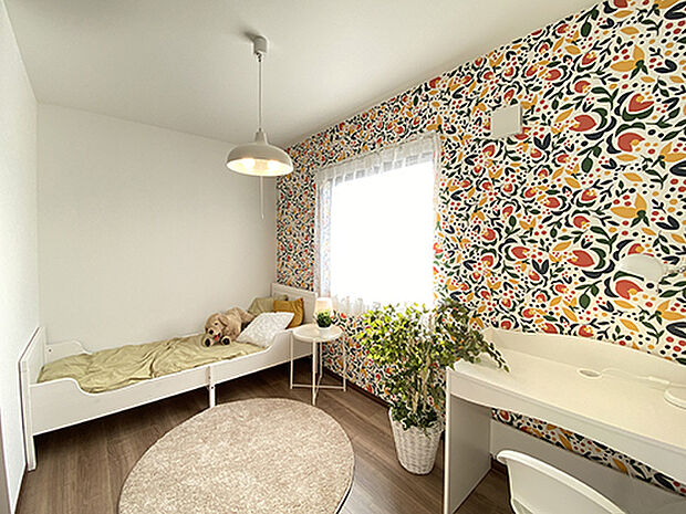 【【プラン例】 】インテリアコーディネーターが厳選したお子様部屋のクロスは、あえて派手なものを選ぶことでインテリアの一部に。シンプルな家具が似合う可愛い空間に仕上がりました。