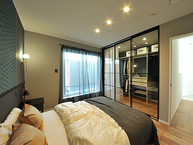 【【プラン例】 】寝室とウォークインクローゼットの仕切りにはアイアンのガラス張り建具を設置。内側にカーテンを付けることでよりホテルライクな空間に仕上がりました。