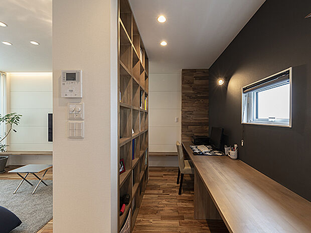 【【プラン例】 】リビングには、建築必要だった壁を利用して、大容量の書棚を造作。書斎やお仕事スペースに。家族と会話しつつも集中できる程よい距離感。