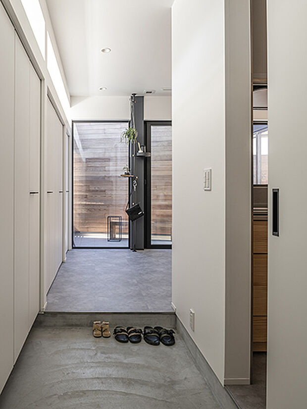 【【プラン例】 】縦長に奥まで伸びた広い玄関土間。右手前はキッチンへの出入り口。買い出しした食品をスムーズにキッチンに運べるお助け動線。