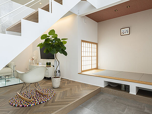 【【プラン例】】玄関土間はLDKと中庭の緩衝帯で、中庭に大きく開き、吹き抜けもあります。小さな畳スペースも付属していて、さまざまな楽しみ方ができます。
