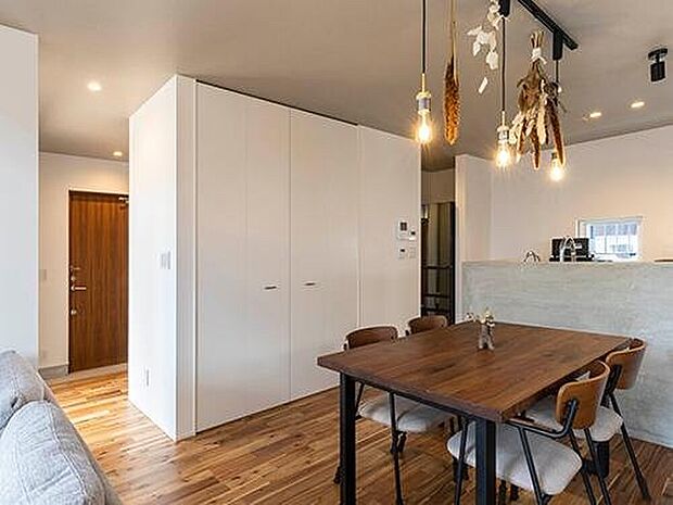 【【プラン例】】玄関からLDK・収納が並ぶ動線は、回遊動線としました。ぐるぐると回れる楽しさだけでなく、動線の効率化や通風・採光の取得など、さまざまな効果があります。