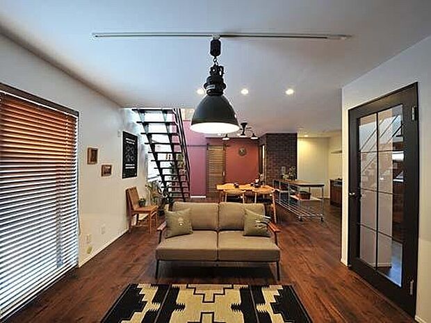 【【プラン例】】透明のガラスドア・窓で暗くなりがちな廊下や玄関を明るく、リビングに奥行きがもたらされ、スリップ階段にすることでリビングを明るく広く見せる効果も。