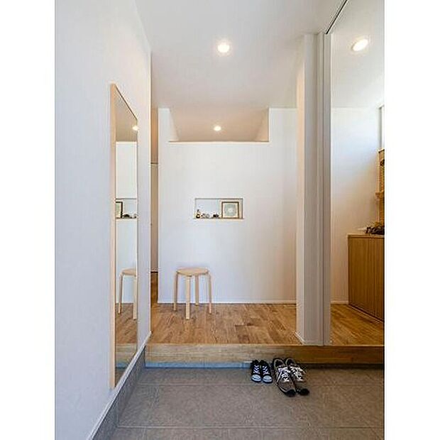 【【プラン例】】玄関を入ってすぐ目に入ってくる間仕切り壁の向こうは洗面台。天井まで完全に仕切るのではなく開口をつくることで、圧迫感がなくなり、空間に広がりが生まれる。