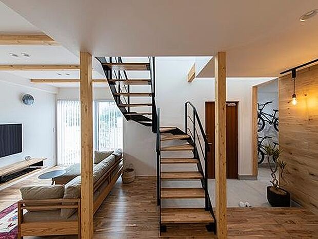 【【プラン例】】キッチンからの眺め。木と金属の質感をうまく組み合わせた鉄骨階段はフロアの中心的存在。右手のシューズクロークから趣味のBMXが見える。