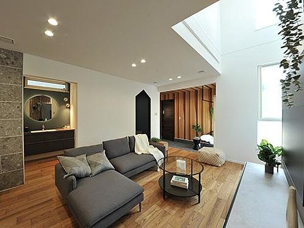 【【プラン例】】洗面にはあえて建具を付けず、リビングから見えるように配置し、玄関土間のナチュラルな板張りもアクセントになっているのでシンプルな家具が似合います。