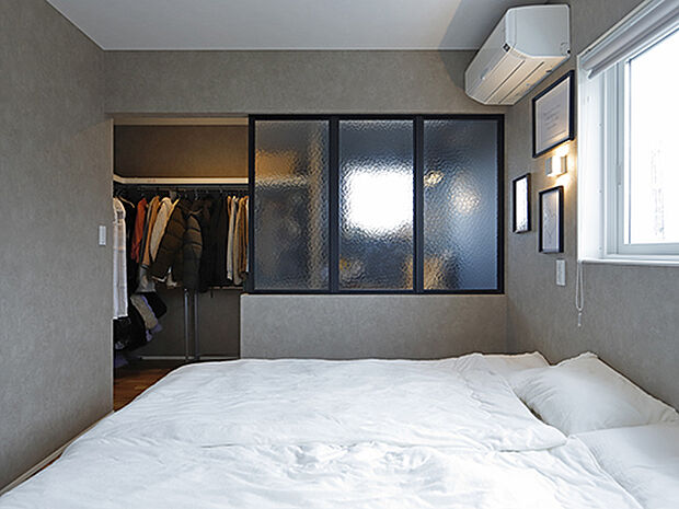 【【プラン例】】寝室に隣接する書斎兼収納スペース。ガラス窓の採用で奥行き感が生まれた。スペースの問題から個室を用意するのは難しかった為、寝室の隣にご用意。