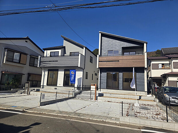 【外観写真（左:1号棟　右:2号棟）（R7.12.13）】リビングに折上天井やアクセントクロスを採用！二部屋から往来できるワイドバルコニー等、こだわりの仕様を施した建売です♪