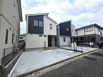R8.7.13 外観写真（左:2号棟、右:1号棟）
