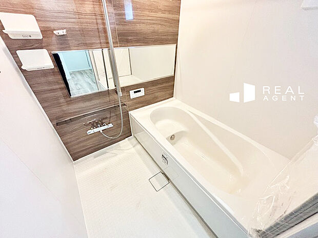 『A号棟浴室』
自然光やさわやかな風を取り込む開閉式窓もございます。浴室乾燥機も設置してあり換気も十分に行えます。